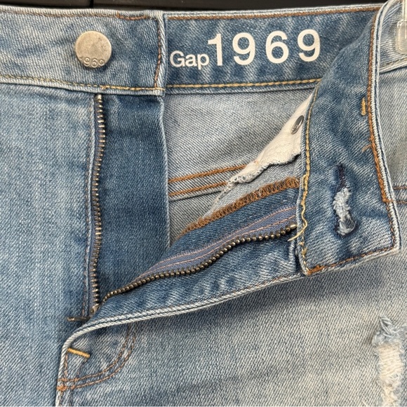 GAP 1969 Slim Cut-Off Shorts 👖 Distressed Mid Rise Light Wash | Size 2 - Picture 3 of 6